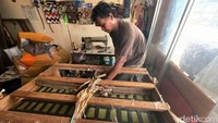 Saat ini orderan untuk memperbaiki sofa meningkat tajam.