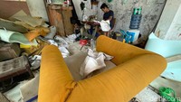 Pekerja memperbaiki sofa di bengkel service wilayah Halim Perdanakusuma, Jakarta Timur, Kamis (14/4/2022).