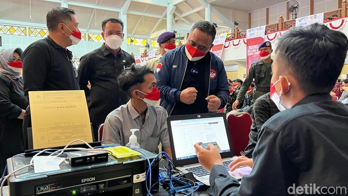 Calon pekerja migran menjalani verifikasi di Semarang untuk pemberangkatan ke Korsel, Kamis (14/4/2022).