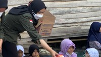Relawan membagikan biskuit di wilayah Binaan CT Arsa Foundation di Cikiwul, Bantar Gebang, Bekasi.
