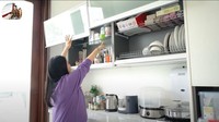 Di rumahnya ada banyak dapur. Bahkan di dalam kamar sang putri pun ada dapur yang tak kalah lengkap fasilitasnya. Foto: YouTube