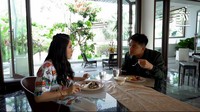 Warna coklat itu ada pada dinding, kursi dan lukisan yang dipajang di area meja makan. Ditemani dengan lampu yang memberi kesan hangat. Foto: YouTube