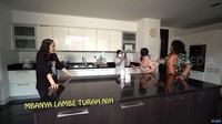 Nah, beginilah ketika dapur Momo Geisha didatangi langsung oleh komika Marshae. Dapurnya luas dengan penataan bareng yang rapi. Foto: YouTube