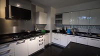 Beginilah kitchen set yang ada di dapur Momo Geisha. Desainnya elegan dan peralatan memasaknya lengkap juga tertata rapi. Foto: YouTube