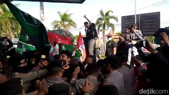 Demo mahasiswa di DPRD Tuban ricuh, aksi saling dorong terjadi setelah mahasiswa ditinggal Safari Ramadan oleh Ketua DPRD Tuban.