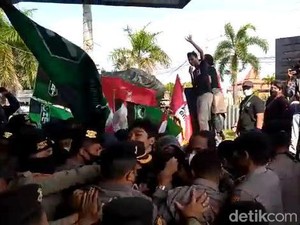 Amarah Mahasiswa Tuban Ditinggal Safari Ramadan oleh Anggota Dewan