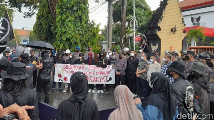 Mahasiswa di Kediri demo dalam 3 hari secara berturut-turut. Mulai dari Senin (11/4) hingga Rabu (13/4).