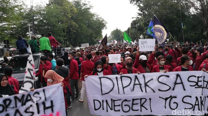 Ratusan mahasiswa menggelar aksi demonstrasi di bundaran Gladak, Solo, Kamis (14/4/2022).