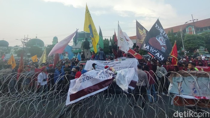 Ribuan mahasiswa menuju DPRD Jatim di Jalan Indrapura. Mereka menggelar demo untuk menyuarakan sejumlah tuntutan.