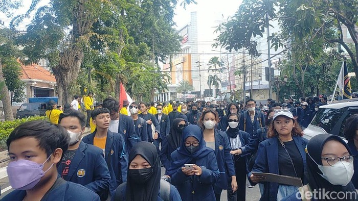Ribuan mahasiswa menuju DPRD Jatim di Jalan Indrapura. Mereka menggelar demo untuk menyuarakan sejumlah tuntutan.