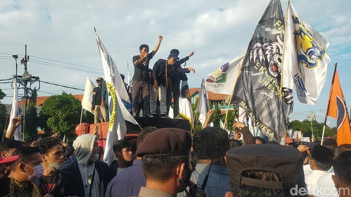 Demo mahasiswa surabaya 14 April memanas, mereka memanggil keluar Anggota DPRD Jatim