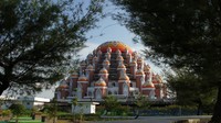 Masjid 99 kubah dibangun pada tahun 2017. Meski sudah berfungsi, namun pembangunannya belum rampung. (ANTARA/ARNAS PADDA)