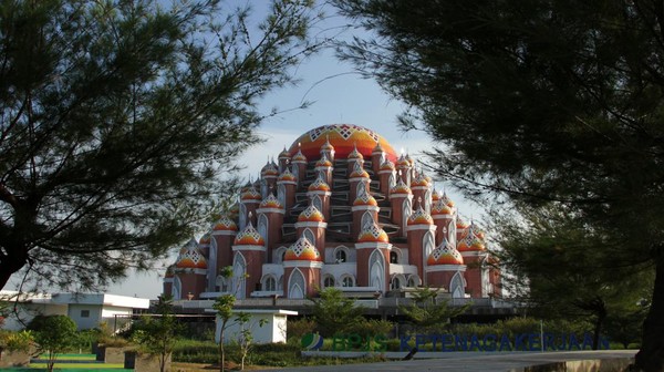 Masjid 99 kubah yang berada di kawasan Makassar ini diketahui didesain oleh Gubernur Jawa Barat Ridwan Kamil. Dalam proses pembangunannya, arsitek lokal Mursid Mustafa juga turut ikut membangun masjid ini. (Arnas Padda/Antara Foto). Masjid 99 kubah yang berada di kawasan Makassar ini diketahui didesain oleh Gubernur Jawa Barat Ridwan Kamil. Dalam proses pembangunannya, arsitek lokal Mursid Mustafa juga turut ikut membangun masjid ini. (Arnas Padda/Antara Foto).