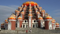 Sejumlah pengunjung menuruni tangga di pelataran Masjid 99 Kubah di Makassar, Sulawesi Selatan, Kamis (14/4/2022). (Arnas Padda/Antara Foto).
