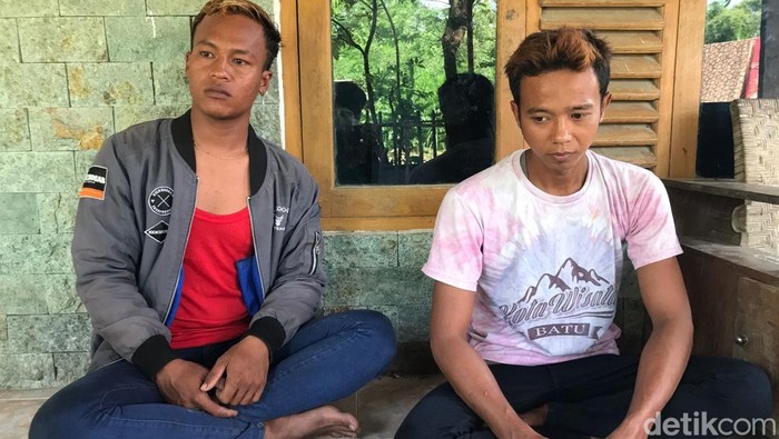 Dua di antara 17 orang ABK dari kapal yang dibakar massa di perairan Jorong, Kalimantan Selatan, Kamis (14/4/2022).