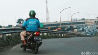 Aksi yang terbilang cukup nekat dilakukan ini, untuk mempersingkat jarak tempuh ke arah Serpong.