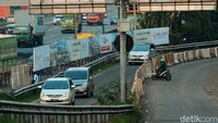 Meski petugas sudah memberi barier beton, masih ada saja pemotor yang menerobos.