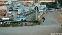 Pemotor melakukan aksi melawan arah di exit tol Tangerang, Kebon Nanas, Kota Tangerang, Kamis (14/4/2022).