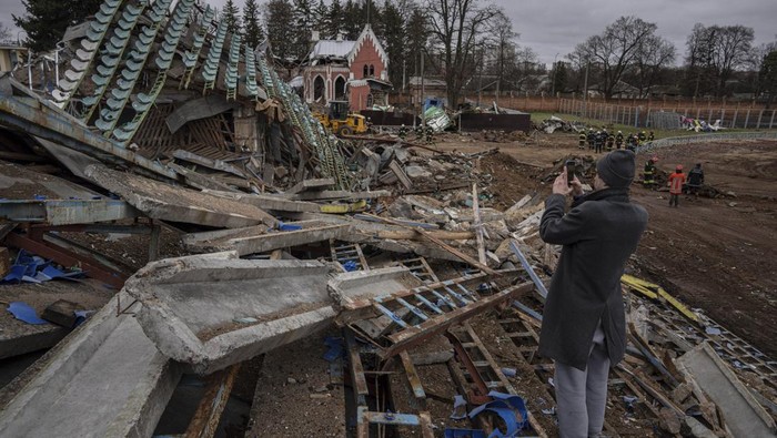 Serangan Rusia menghancurkan stadion yang berada di kawasan Chernihiv, Ukraina. Dampak kerusakan di stadion itu pun terbilang parah. Ini penampakannya.