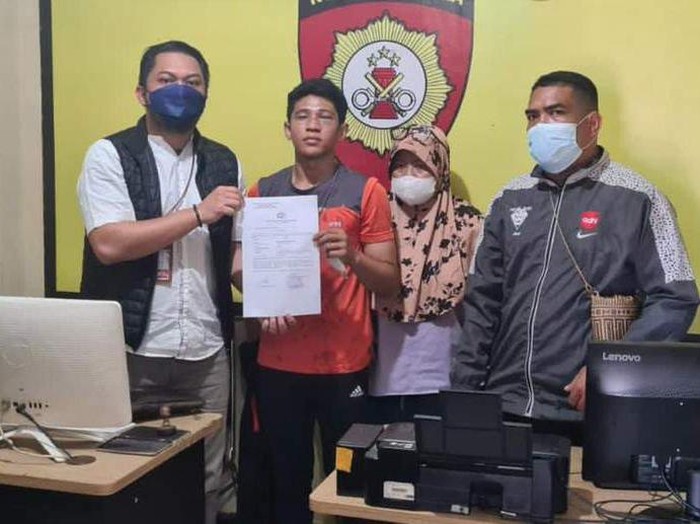 Fadhillah saat melaporkan kejadian pemukulan yang dilakukan mantan pelatihnya di Polsek Balikpapan Utara.
