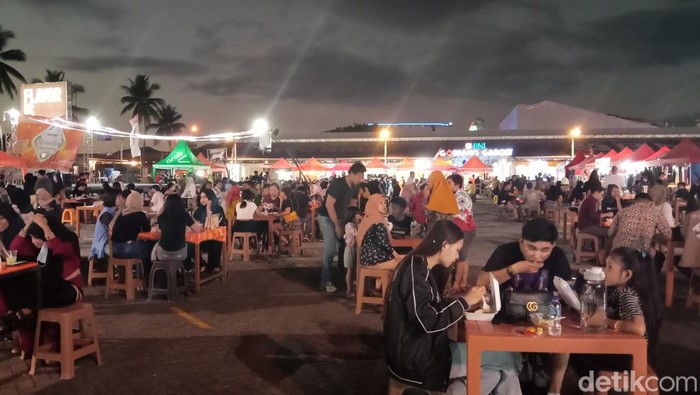 Festival Ramadan di kawasan Megamas, Kota Manado selalu ramai dikunjungi warga saat Ramadan.