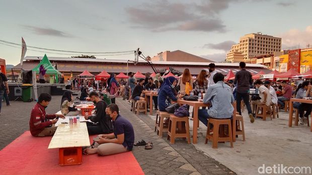 Festival Ramadan di kawasan Megamas, Kota Manado selalu ramai dikunjungi warga saat Ramadan.