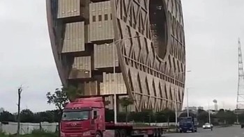 Mengangkut gedung., Foto: Reddit