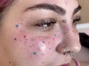 Wanita Ini Bikin Tato Freckles Warna-warni di Wajah, Jadi Tren atau Norak?
