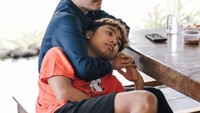 Tetapi di balik kesibukannya yang padat, Ruben Onsu adalah sosok pria yang dekat dengan istri dan anak-anaknya. Dirinya seringkali menghabiskan waktu bersama keluarganya. Foto: Instagram/ruben_onsu