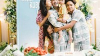 Saat ulang tahunnya tiba, Ruben Onsu juga mendapatkan pesta kejutan dari keluarga. Masih dengan wajah baru bangun dan mengenakan piyama keluarganya tampak bahagia menyambut tahun yang baru untuk Ruben Onsu. Foto: Instagram/ruben_onsu