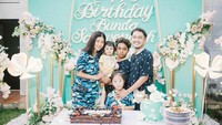 Momen manis lainnya adalah ketika perayaan ulang tahun Sarwendah. Walaupun tidak terlalu besar tetapi dapat dirasakan kehangatan keluarga The Onsu ini. Foto: Instagram/ruben_onsu