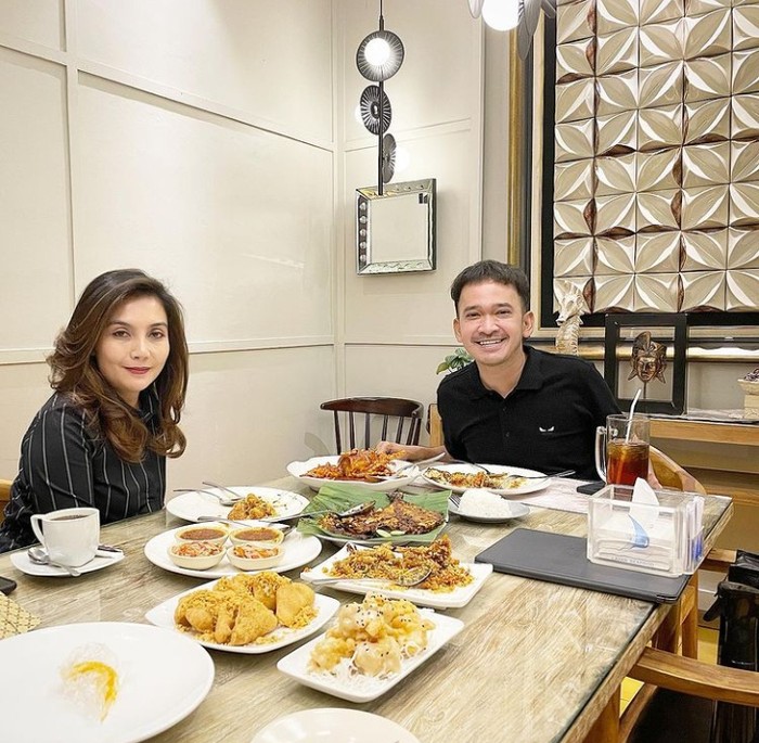 Galeri Foto Ruben Onsu 10 Momen Hangat Ruben Onsu Saat Kulineran hingga Ultah Bareng Keluarga