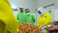 Merek ayam geprek yang dirintisnya dikatakan melanggar hak cipta merek ayam geprek lain. Hal ini membuat Ruben Onsu digugat dengan dena mencapai Rp 100 miliar. Foto: Instagram/ruben_onsu