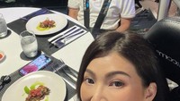 Terutama bersikap romantis kepada istri tercinta, Sarwendah. Keduanya tampak bahagia saat menikmati makanan di restoran yang melayang di udara. Foto: Instagram/ruben_onsu