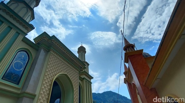 Gereja dan Masjid berhadapan di Desa Tempur Kecamatan Keling, Jepara, Kamis (14/4/2022).