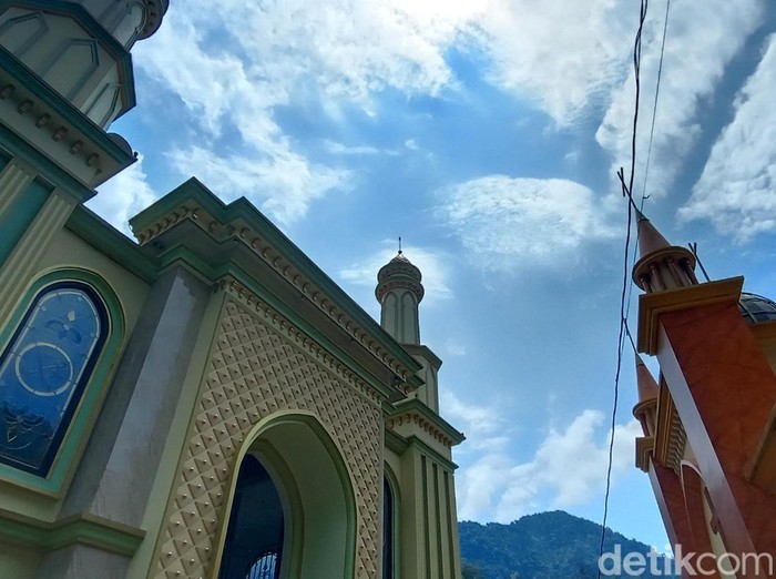 Gereja dan Masjid berhadapan di Desa Tempur Kecamatan Keling, Jepara, Kamis (14/4/2022).