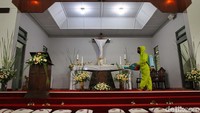 Penyemprotan dilakukan sebagai tindakan pencegahan persebaran Covid-19 saat rangkaian ibadah hari raya Paskah yang berlangsung hingga hari Minggu.