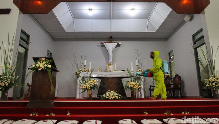 Gereja Katolik Santo Thomas, Seyegan, Sleman, Yogyakarta, bersiap menyambut Paskah. Salah satu persiapanya dengan menyemprotkan disinfektan.