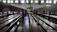 Seluruh ruangan di gereja disemprot disinfektan.