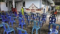 Halaman Gereja Katolik Santo Thomas juga disemprot disinfektan.