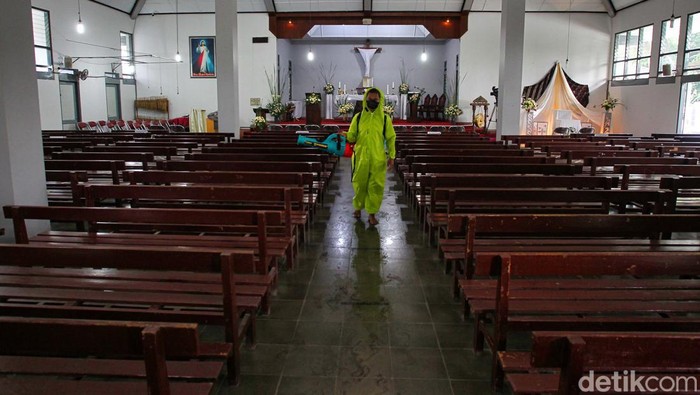 Gereja Katolik Santo Thomas Bersiap Sambut Paskah Gereja Katolik Santo Thomas, Seyegan, Sleman, Yogyakarta, bersiap menyambut Paskah. Salah satu persiapanya dengan menyemprotkan disinfektan.