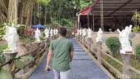 GMBK adalah salah satu Gua Maria terdekat di Jabodetabek. Biasanya umat Kristiani datang berdoa pada malam hari karena lebih khidmat dan mendekatkan diri dengan Tuhan. Namun ada juga yang datang pagi atau siang. (Fathul Rizkoh/detikTravel)
