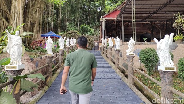 GMBK adalah salah satu Gua Maria terdekat di Jabodetabek. Biasanya umat Kristiani datang berdoa pada malam hari karena lebih khidmat dan mendekatkan diri dengan Tuhan. Namun ada juga yang datang pagi atau siang. (Fathul Rizkoh/detikTravel) GMBK adalah salah satu Gua Maria terdekat di Jabodetabek. Biasanya umat Kristiani datang berdoa pada malam hari karena lebih khidmat dan mendekatkan diri dengan Tuhan. Namun ada juga yang datang pagi atau siang. (Fathul Rizkoh/detikTravel)