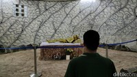 Berada di dalam GMBK membuat umat jadi lebih khusyuk ketika berdoa. Terlebih didukung dengan tempat yang sejuk dan hening karena dikelilingi pohon-pohon besar dan taman bunga, sehingga menciptakan rasa nyaman bagi umat yang beribadah. (Fathul Rizkoh/detikTravel)