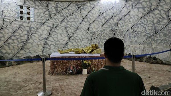 Berada di dalam GMBK membuat umat jadi lebih khusyuk ketika berdoa. Terlebih didukung dengan tempat yang sejuk dan hening karena dikelilingi pohon-pohon besar dan taman bunga, sehingga menciptakan rasa nyaman bagi umat yang beribadah. (Fathul Rizkoh/detikTravel) Berada di dalam GMBK membuat umat jadi lebih khusyuk ketika berdoa. Terlebih didukung dengan tempat yang sejuk dan hening karena dikelilingi pohon-pohon besar dan taman bunga, sehingga menciptakan rasa nyaman bagi umat yang beribadah. (Fathul Rizkoh/detikTravel)