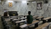 Pada awal pembangunan gua tidak sebesar sekarang. Saat itu hanya ada bangunan tua, Gua Maria, dan Kapel Santa Maria Lourdes. Sekarang, ada Grotto Kebangkitan, Aula Santo Yosef, jalan Salib besar dan kecil dengan 14 perhentian. (Fathul Rizkoh/detikTravel)