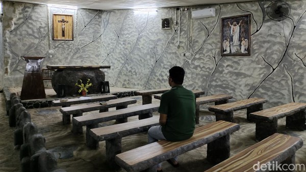 Pada awal pembangunan gua tidak sebesar sekarang. Saat itu hanya ada bangunan tua, Gua Maria, dan Kapel Santa Maria Lourdes. Sekarang, ada Grotto Kebangkitan, Aula Santo Yosef, jalan Salib besar dan kecil dengan 14 perhentian. (Fathul Rizkoh/detikTravel) Pada awal pembangunan gua tidak sebesar sekarang. Saat itu hanya ada bangunan tua, Gua Maria, dan Kapel Santa Maria Lourdes. Sekarang, ada Grotto Kebangkitan, Aula Santo Yosef, jalan Salib besar dan kecil dengan 14 perhentian. (Fathul Rizkoh/detikTravel)