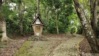 Untuk rute jalan salib besar, pengunjung harus naik-turun tangga melalui hutan. Tidak perlu khawatir tersasar, sebab hanya perlu mengikuti jalan poving blok yang sudah disediakan. Estimasi waktu mengelilingi jalur ini sekitar 30 hingga 45 menit. (Fathul Rizkoh/detikTravel)