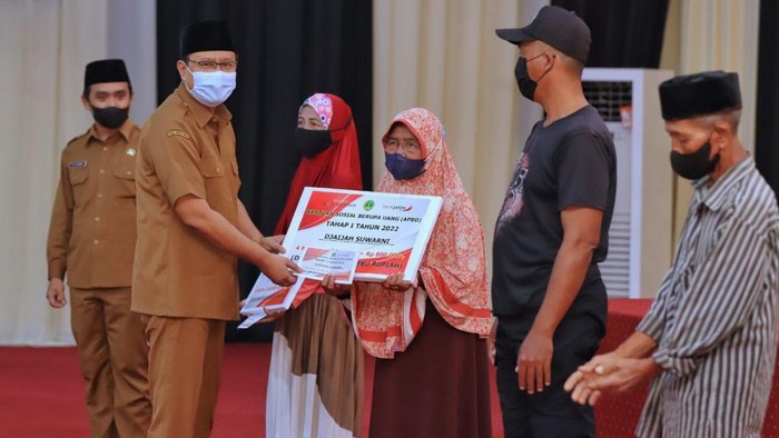 Gus Ipul menyerahkan bansos