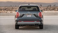Bumper belakang Hyundai Palisade 2023 didesain ulang, di mana kesan SUV tangguh masih melekat. Foto: Hyundai